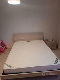 Letto matrimoniale con comodino