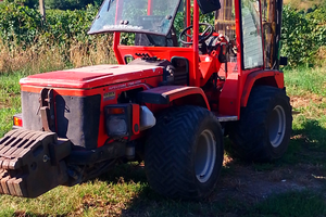 Trattore agricolo Antonio Carraro con forche