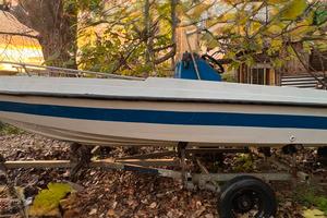 Barca open con motore fuoribordo