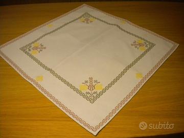 CENTROTAVOLA IN AIDA RICAMATA A PC 50,5X50,5mc