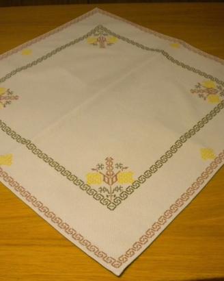 CENTROTAVOLA IN AIDA RICAMATA A PC 50,5X50,5mc