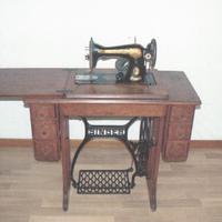 Macchina da cucire Singer con mobile