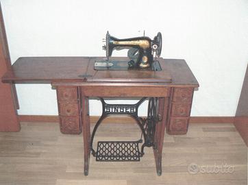 Macchina da cucire Singer con mobile