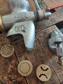 Macchina per fare la pasta vintage.