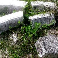 Portale antico in pietra bianca