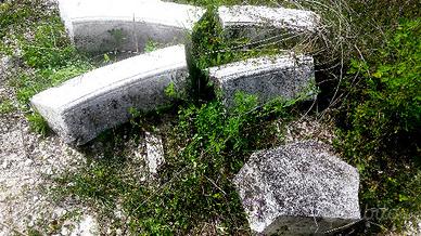 Portale antico in pietra bianca