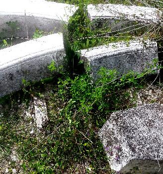 Portale antico in pietra bianca