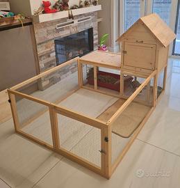 Conigliera con recinto in legno