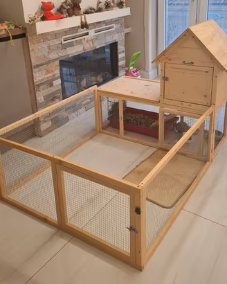 Conigliera con recinto in legno