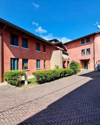 ELEGANTE APPARTAMENTO ARREDATO: terrazzo abitab...