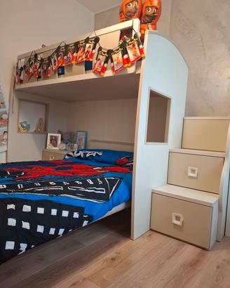 Cameretta con letto a soppalco e pedana contenitor