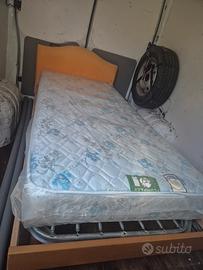 Letto con rete a una piazza con materasso