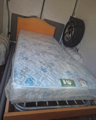 Letto con rete a una piazza con materasso