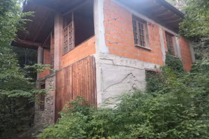 Casa sul lago 14 ettari