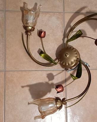 Lampadario dorato con vetro