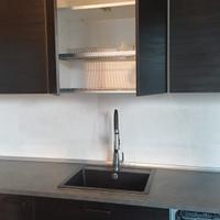 Cucina compresa di elettrodomestici.