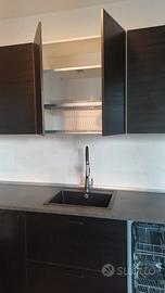 Cucina compresa di elettrodomestici.