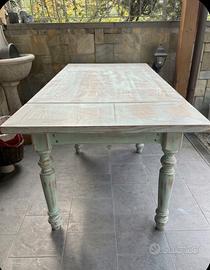 Tavolo allingabile in legno con gambe tornite