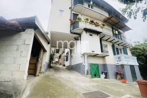 Casa indipendente di 200 m² con più di 5 locali a 