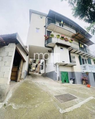 Casa indipendente di 200 m² con più di 5 locali a 