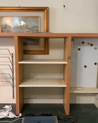 Soprascrivania in legno con ripiani e portariviste