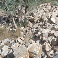 Sassi  di grandi dimensioni da cava per costruzioe