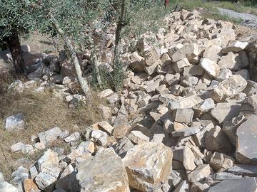 Sassi  di grandi dimensioni da cava per costruzioe