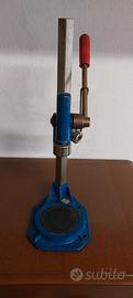 Tappatrice a colonna manuale