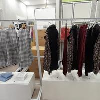 Stand in ferro con cubo in legno arreo negozio