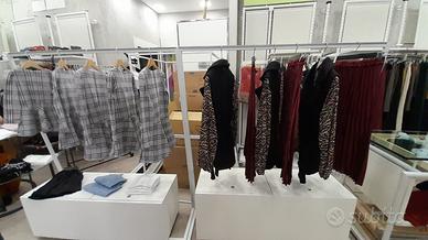 Stand in ferro con cubo in legno arreo negozio