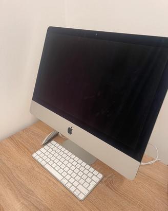 Mac 21,5 pollici con tastiera e mouse