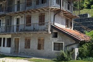 Caratteristico fabbricato di borgata