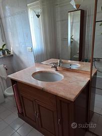 mobile bagno con lavabo e specchio