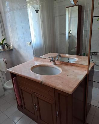 mobile bagno con lavabo e specchio