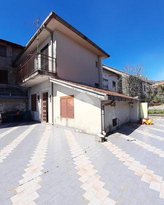 CASA SEMINDIPENDENTE A AGEROLA