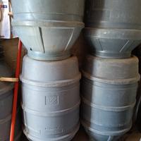  bidoni di plastica e ferro 