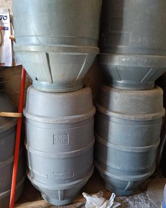  bidoni di plastica e ferro 