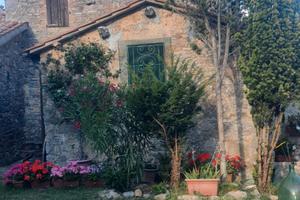 Casale in pietra vicino Saturnia (GR)