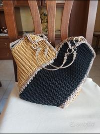 borsa in diagonale bicolore con manici in metallo