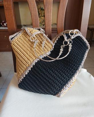 borsa in diagonale bicolore con manici in metallo