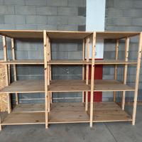 Scaffale in legno robusto