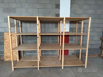 Scaffale in legno robusto