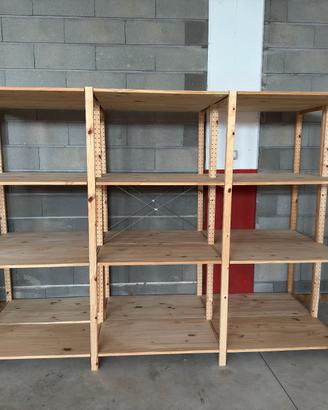 Scaffale in legno robusto