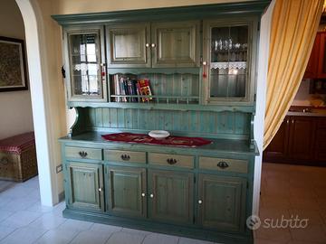 Credenza rustica in legno con alzata e vetrine