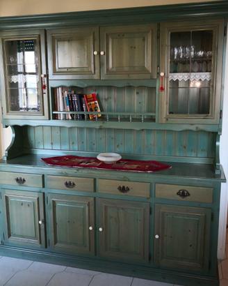 Credenza rustica in legno con alzata e vetrine