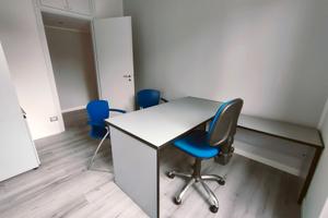 Stanza uso ufficio arredata - NO SPESE