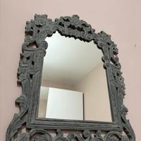 Specchio grigio in legno