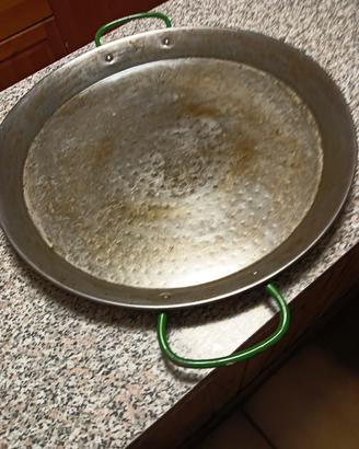 Grande padella in rame per  cucinare la paella 