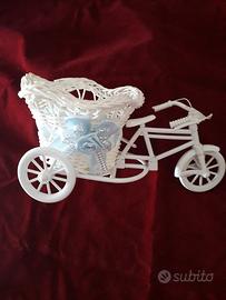 Bicicletta decorativa con cesto portaoggetti