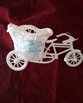 Bicicletta decorativa con cesto portaoggetti